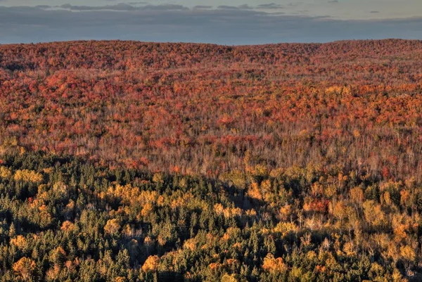 Outono no pico de Carlton das montanhas Sawtooth no norte de Minnesota, na costa norte do Lago Superior — Fotografia de Stock