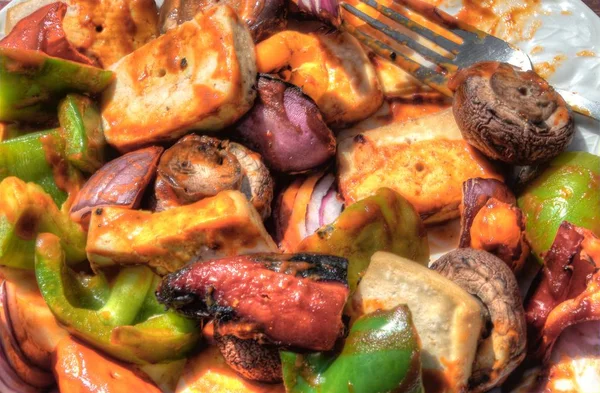 Surowe warzywa i Tofu są przygotowane dla Kabobs i grilla na przenośny Grill — Zdjęcie stockowe