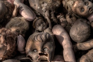 Ürpertici kırık eski bebek