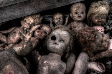 Ürpertici kırık eski bebek