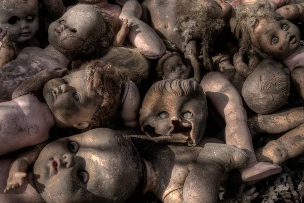 Ürpertici kırık eski bebek