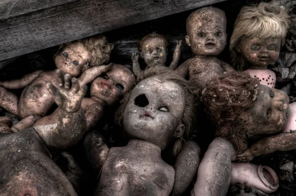 Ürpertici kırık eski bebek