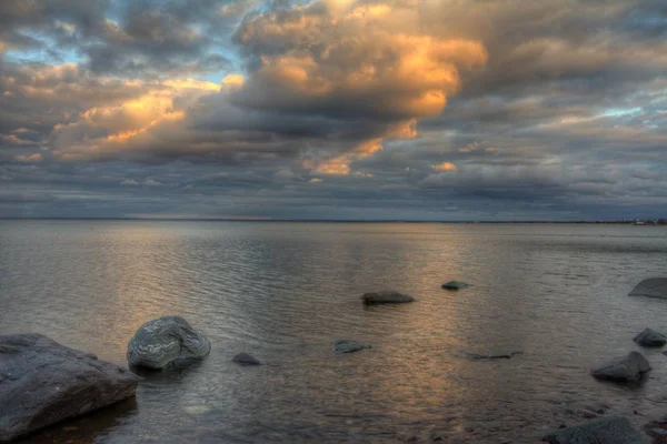 Duluth, Minnesota tijdens een zomeravond bij zonsondergang — Stockfoto