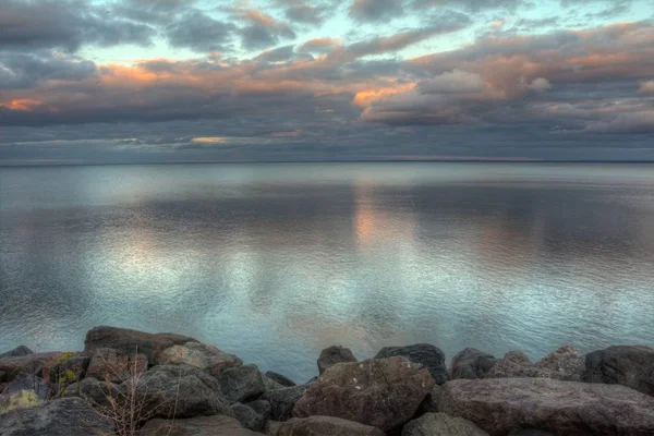 Duluth, Minnesota tijdens een zomeravond bij zonsondergang — Stockfoto