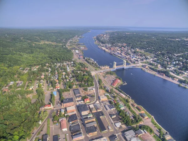 Houghton en het is hefbrug en gelegen in de Upper Peninsula of Michigan — Stockfoto