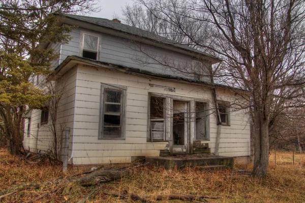 An Abandoned Farm House in Rural South Dakota Agricultural Country loses against to the Elements — Stock Photo, Image