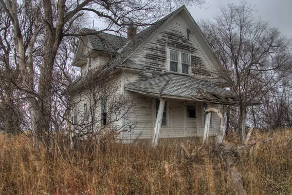 An Abandoned Farm House in Rural South Dakota Agricultural Country loses against to the Elements — Stock Photo, Image