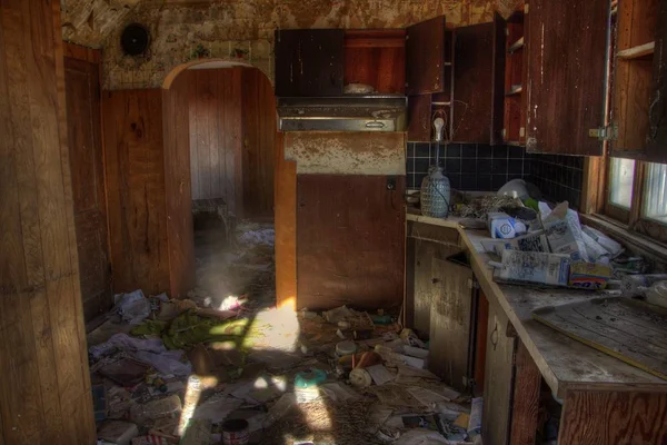 Заброшенный фермерский дом в сельской местности Южной Дакоты проигрывает элементам — стоковое фото