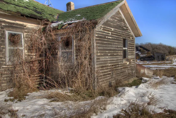 Ein verlassenes Bauernhaus im ländlichen Süden Dakotas landwirtschaftliches Land verliert gegen die Elemente — Stockfoto