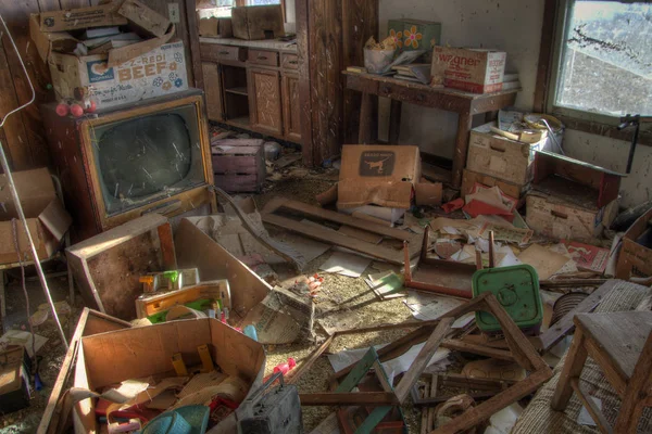 Una casa de campo abandonada en el país agrícola rural de Dakota del Sur pierde contra los elementos —  Fotos de Stock