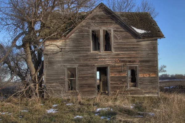 Una casa de campo abandonada en el país agrícola rural de Dakota del Sur pierde contra los elementos — Foto de Stock