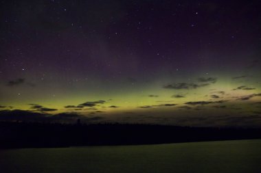 Kuzey ışıkları dans yukarıda North Shore Lake Superior ve Minnesota
