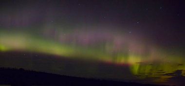 Kuzey ışıkları dans yukarıda North Shore Lake Superior ve Minnesota