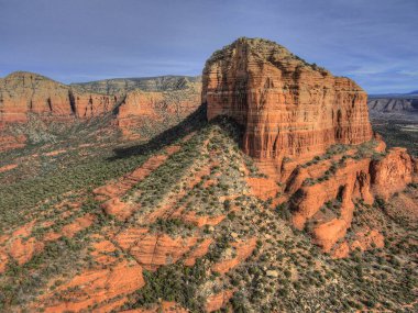 Sedona, Arizona çölde güzel turuncu kayalar ve ayağı vardır