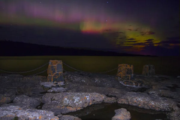 Zorza polarna tańca powyżej północnego brzegu jeziora górnego w Minnesocie — Zdjęcie stockowe