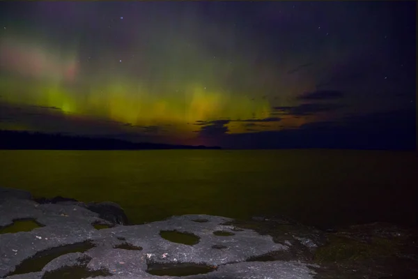 Northern Lights dança acima da costa norte do Lago Superior em Minnesota — Fotografia de Stock