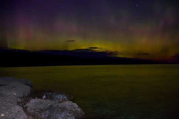 北极光在明尼苏达州苏必利尔湖北岸上空舞动 — 图库照片