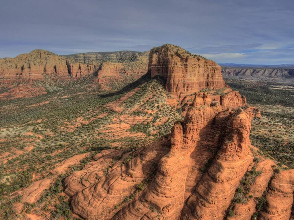 Sedona, Arizona çölde güzel turuncu kayalar ve ayağı vardır