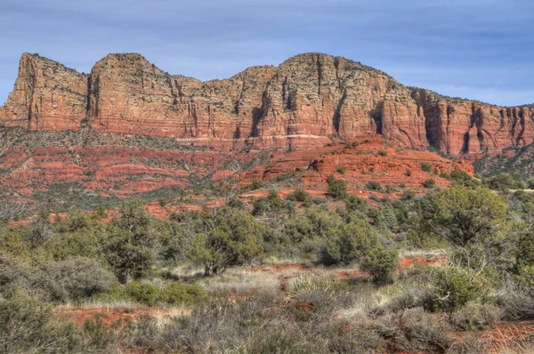 Sedona, Arizona çölde güzel turuncu kayalar ve ayağı vardır