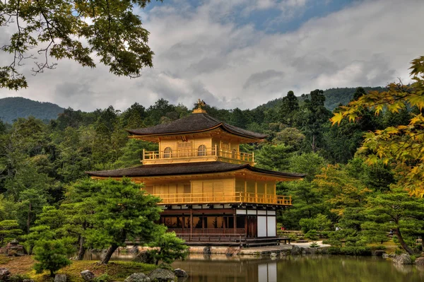 Le pavillon d'or est une destination touristique populaire au Japon — Photo