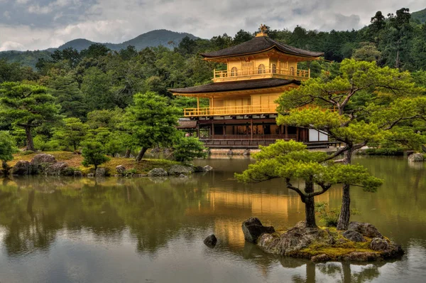 Το Golden περίπτερο είναι ένας δημοφιλής τουριστικός προορισμός στην Ιαπωνία — Φωτογραφία Αρχείου