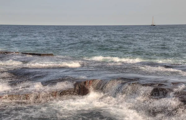 Grand Marais es una pequeña ciudad portuaria en la costa norte del lago Superior en Minnesota — Foto de Stock