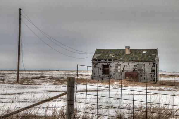 Una granja abandonada decae olvidada en Dakota del Sur rural — Foto de Stock