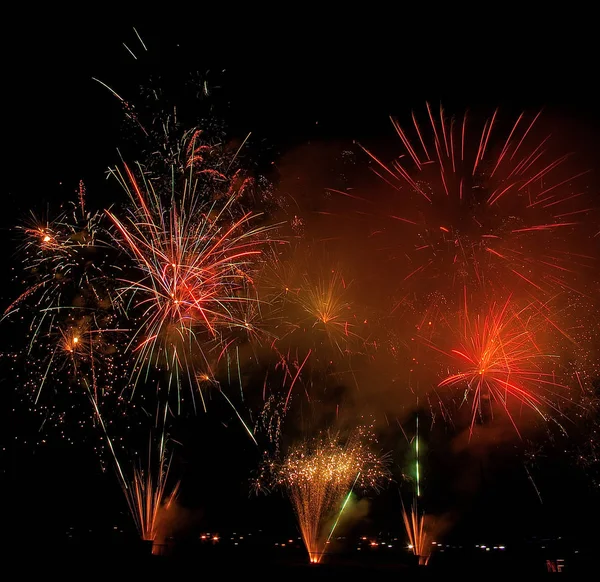 Ein riesiges Feuerwerk auf dem Festplatz der Sioux Falls während eines Kongresses — Stockfoto