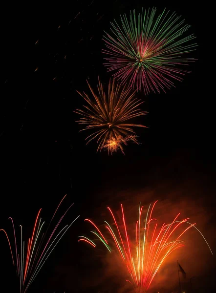 Ein riesiges Feuerwerk auf dem Festplatz der Sioux Falls während eines Kongresses — Stockfoto