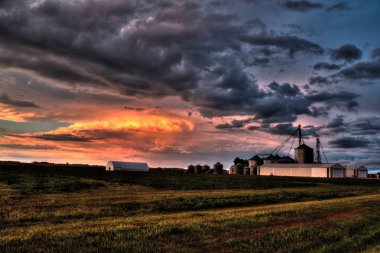 Güçlü ve güzel fırtına bulutları at Sunset Sioux Falls, Güney Dakota dışında yaz aylarında