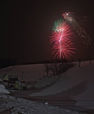 New Years Eve için büyük ayı Kayak Hill Sioux Falls, Güney Dakota'havai fişek fırlatma