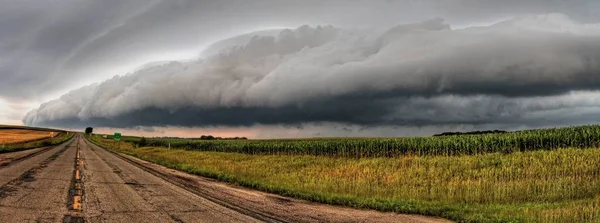 Krachtige en mooie Storm wolken bij zonsondergang buiten Sioux Falls (South Dakota) in de zomer — Stockfoto