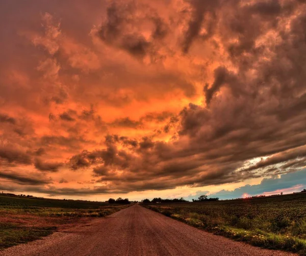 Erős és szép vihar felhők a naplemente kívül Sioux Falls, South Dakota, nyáron — Stock Fotó