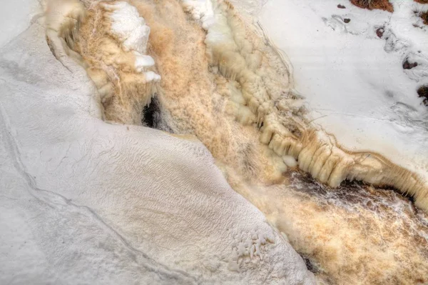 Cruzar el río a través de Schroder, Minnesota durante el invierno en su camino al lago Superior — Foto de Stock