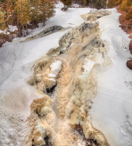 Cruzar el río a través de Schroder, Minnesota durante el invierno en su camino al lago Superior — Foto de Stock