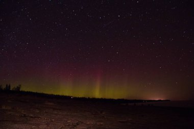 Kuzey ışıkları ve Aurora Superior Gölü üzerinde North Shore Lake Superior ve Minnesota üzerinde