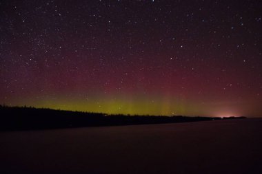 Kuzey ışıkları ve Aurora Superior Gölü üzerinde North Shore Lake Superior ve Minnesota üzerinde