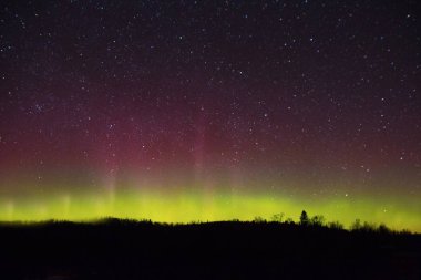 Kuzey ışıkları ve Aurora Superior Gölü üzerinde North Shore Lake Superior ve Minnesota üzerinde