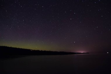 Kuzey ışıkları ve Aurora Superior Gölü üzerinde North Shore Lake Superior ve Minnesota üzerinde