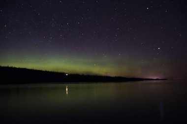 Kuzey ışıkları ve Aurora Superior Gölü üzerinde North Shore Lake Superior ve Minnesota üzerinde