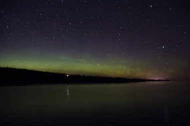Kuzey ışıkları ve Aurora Superior Gölü üzerinde North Shore Lake Superior ve Minnesota üzerinde
