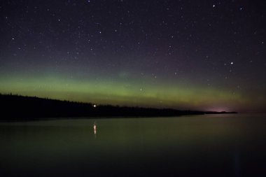 Kuzey ışıkları ve Aurora Superior Gölü üzerinde North Shore Lake Superior ve Minnesota üzerinde