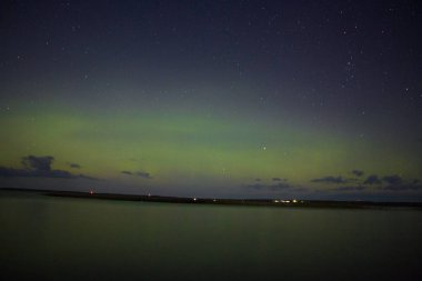 Kuzey ışıkları ve Aurora Superior Gölü üzerinde North Shore Lake Superior ve Minnesota üzerinde