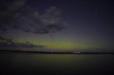 Kuzey ışıkları ve Aurora Superior Gölü üzerinde North Shore Lake Superior ve Minnesota üzerinde