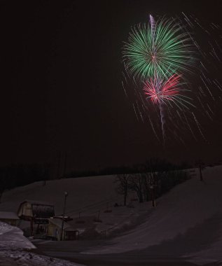 New Years Eve için büyük ayı Kayak Hill Sioux Falls, Güney Dakota'havai fişek fırlatma