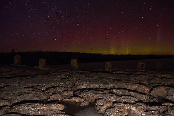 Luzes do norte e Aurora sobre o Lago Superior na costa norte do Lago Superior em Minnesota — Fotografia de Stock