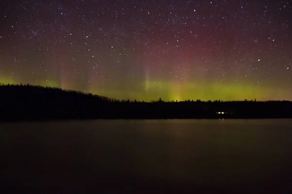 Auroras boreales y Aurora sobre el Lago Superior en la costa norte del Lago Superior en Minnesota — Foto de Stock