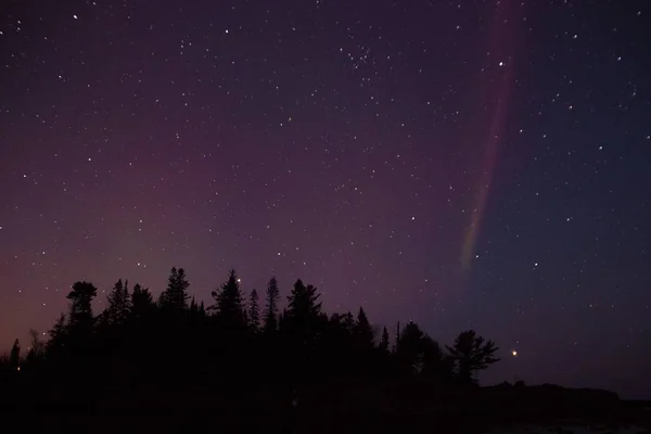Luci del nord e Aurora sul Lago Superiore sulla riva nord del Lago Superiore in Minnesota — Foto Stock