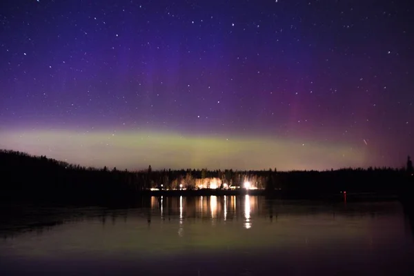 Auroras boreales y Aurora sobre el Lago Superior en la costa norte del Lago Superior en Minnesota — Foto de Stock