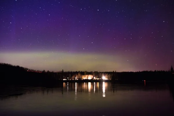 Auroras boreales y Aurora sobre el Lago Superior en la costa norte del Lago Superior en Minnesota — Foto de Stock